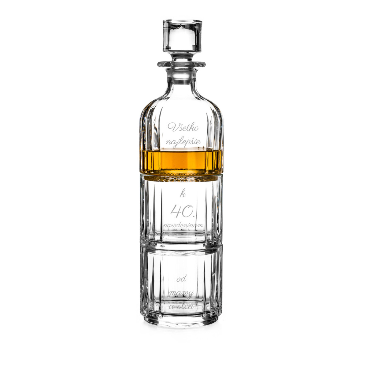 Dvě sklenice a whisky láhev s gravírováním