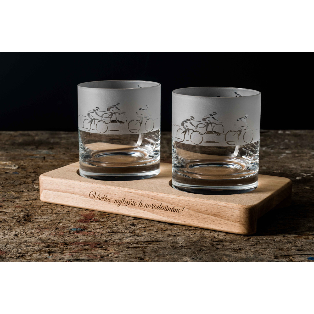 Cyklisté - gravírované sklenice na dřevěném podstavci - Great Vibes