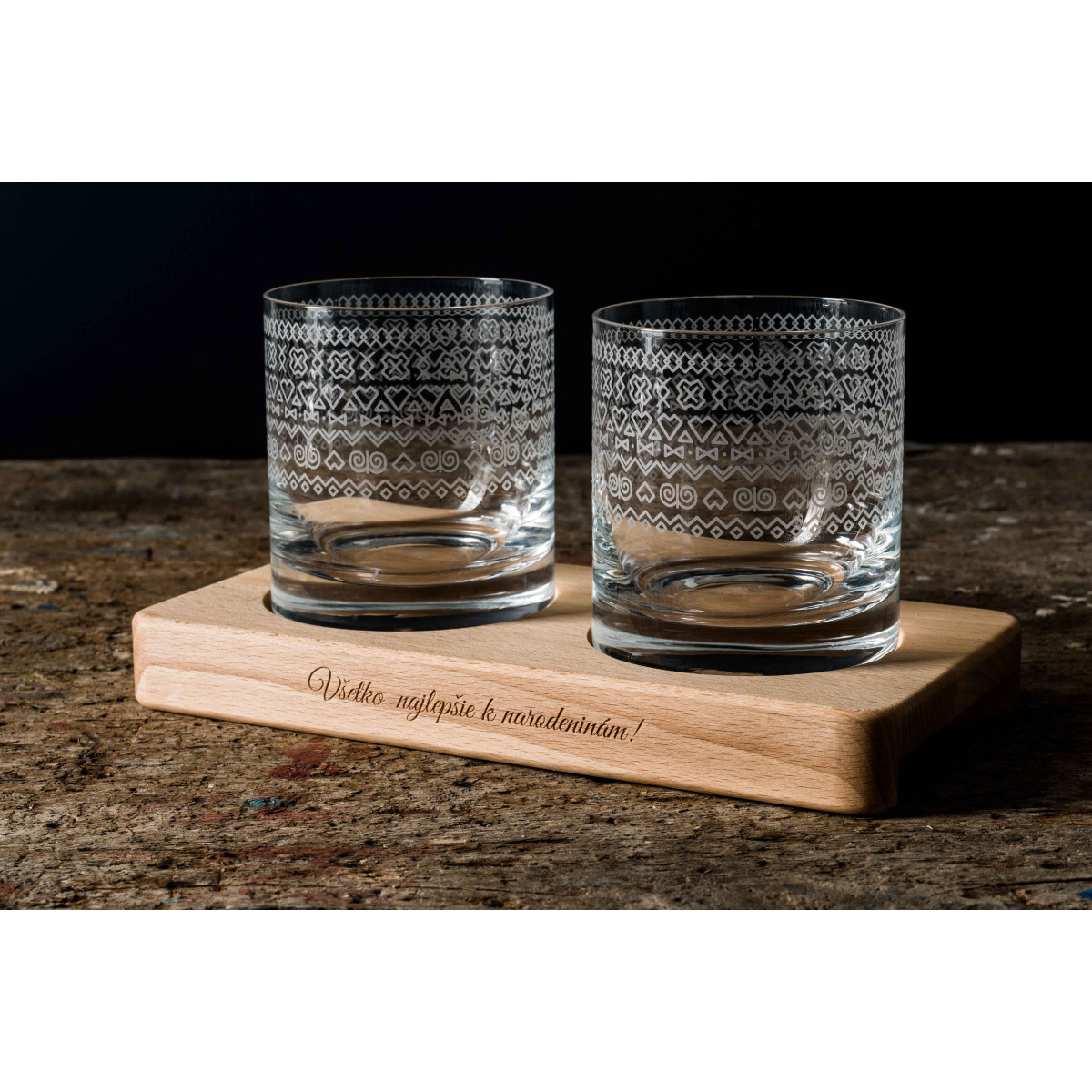 Folklorní motiv (čičmanský) - gravírované sklenice na dřevěném podstavci - Great Vibes
